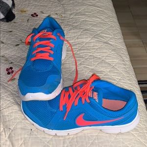Women’s 7.5 Nike Flex Experience RN2